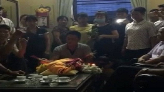 Gia đình sản phụ mang thi thể trẻ sơ sinh đặt lên bàn Giám đốc Bệnh viện