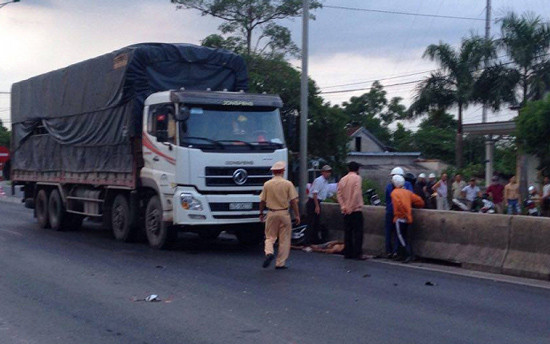 Tin tức giao thông 24h: Người đàn ông chết thảm sau cú va chạm với xe tải