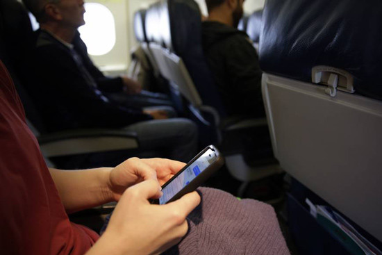 Hàng không Việt Nam tạm dừng các dịch vụ sạc pin điện thoại trên tàu bay