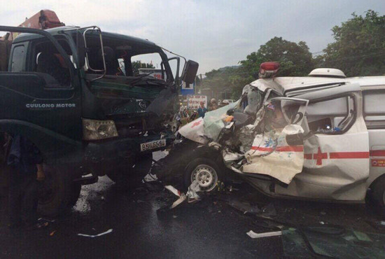 Tin tức giao thông 24h: Xe cứu thương tông xe cứu hộ, tài xế chết thảm