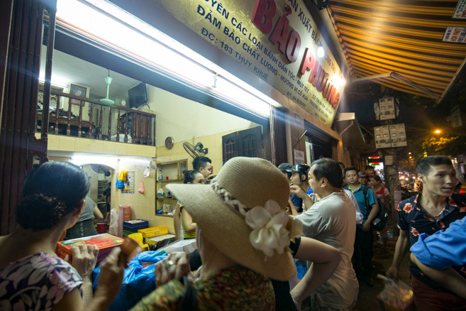 Hà Nội: Người dân đội mưa, xếp hàng mua bánh Trung thu