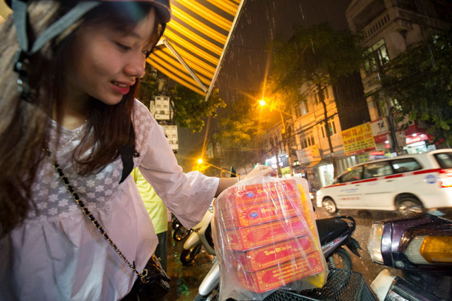 Hà Nội: Người dân đội mưa, xếp hàng mua bánh Trung thu