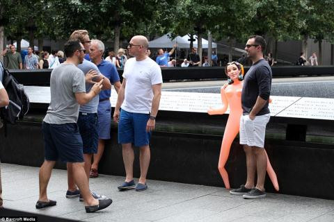 Khách du lịch vô tư selfie cùng búp bê tình dục trước đài tưởng niệm nạn nhân 11/9