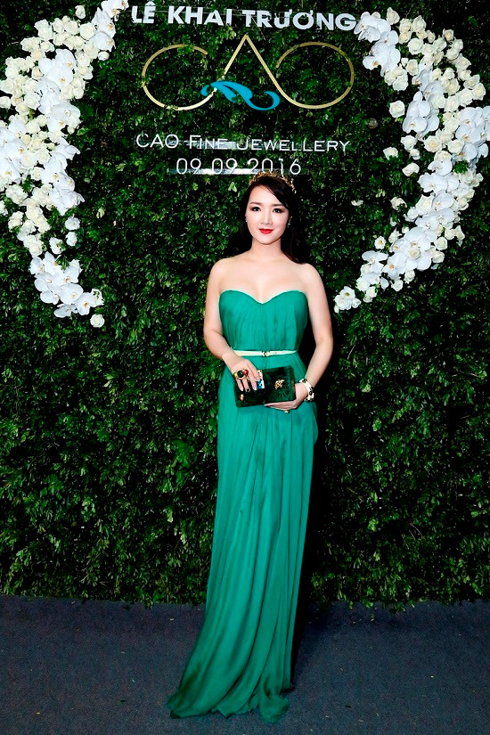 Hoa hậu Giáng My, Thanh Mai khoe bờ vai trần gợi cảm ngày hội ngộ