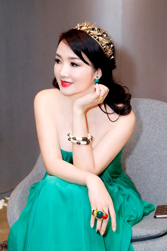 Hoa hậu Giáng My, Thanh Mai khoe bờ vai trần gợi cảm ngày hội ngộ