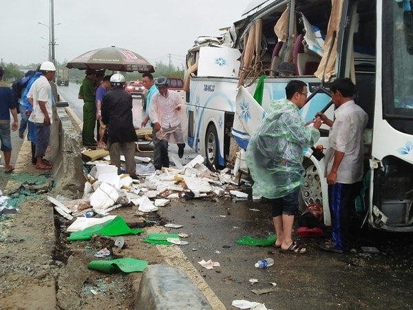 Quảng Nam: Xe khách tông vào dải phân cách, một người tử vong