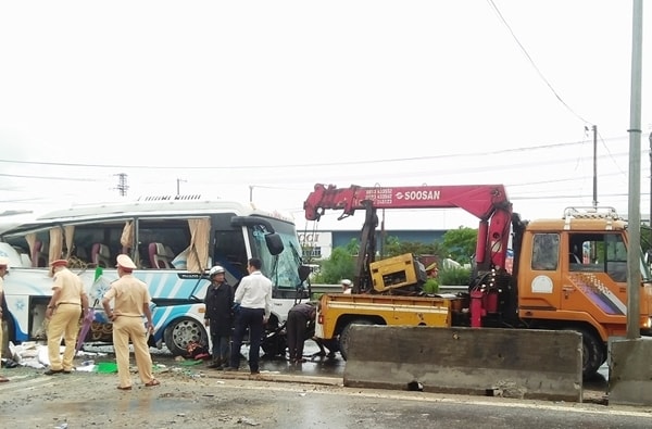 Quảng Nam: Xe khách tông vào dải phân cách, một người tử vong