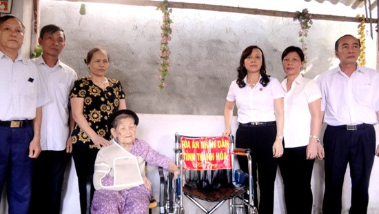 TAND tỉnh Thanh Hóa trao tặng xe lăn cho cán bộ lão thành có hoàn cảnh khó khăn