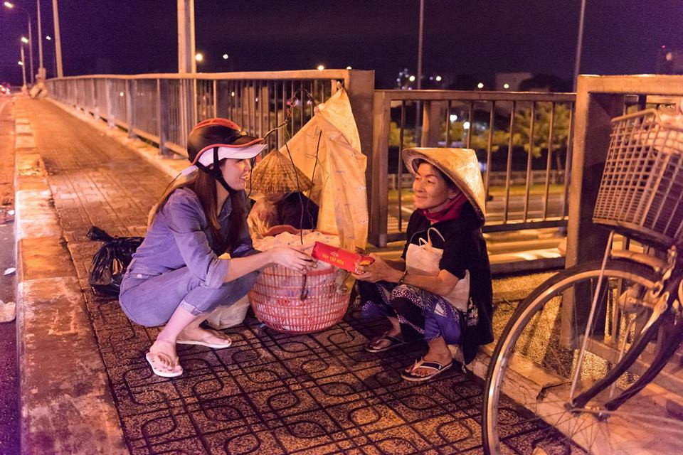 Ngọc Trinh xỏ dép tông tặng bánh trung thu cho người vô gia cư 