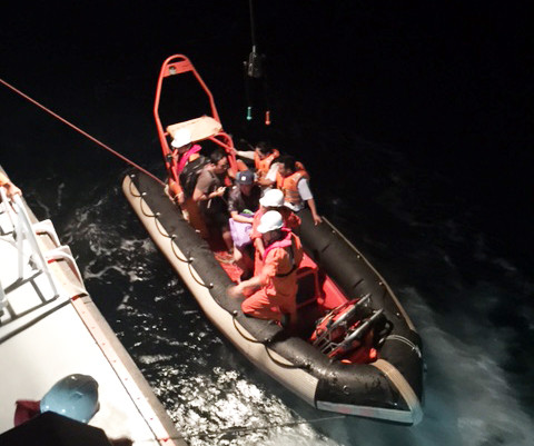 Vượt gió cấp 7, cứu một thuyền viên nguy kịch trên biển