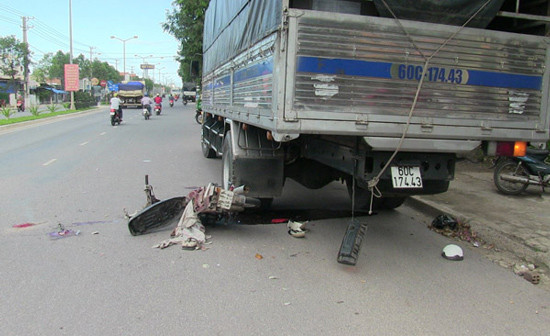 Tin tức giao thông 24h: Xe máy đâm vào đuôi xe ô tô tải, một người tử nạn