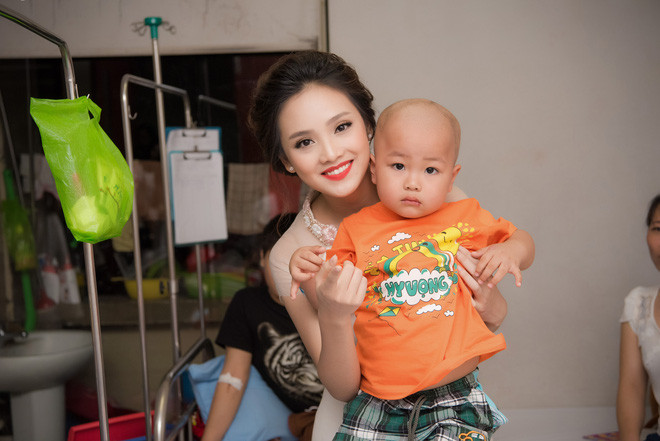 Hoa hậu, Á hậu Việt Nam 2016 vui trung thu cùng các bệnh nhi