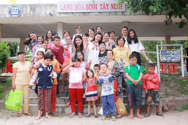 Hoàng Oanh, Thuỳ Dung hát giao lưu cùng trẻ em khuyết tật