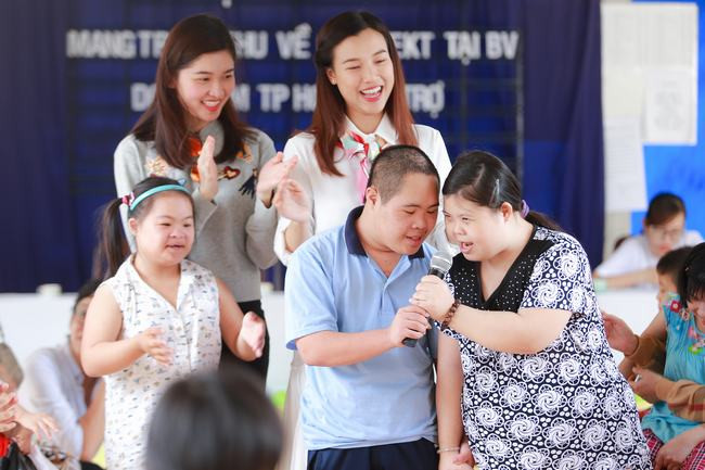Hoàng Oanh, Thuỳ Dung hát giao lưu cùng trẻ em khuyết tật