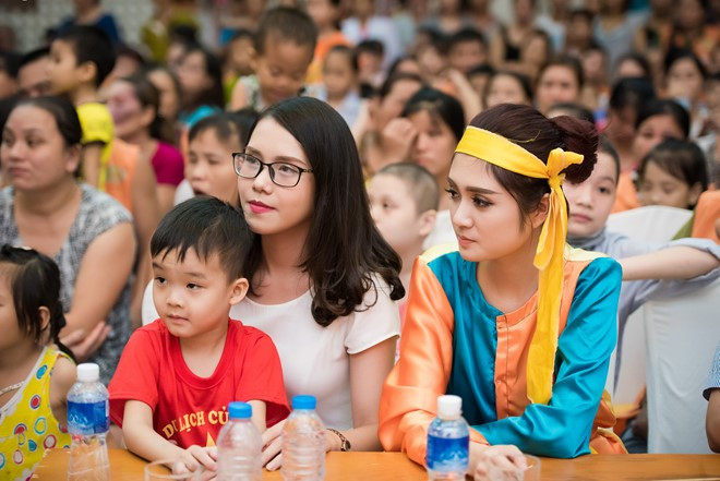 Hoa hậu, Á hậu Việt Nam 2016 vui trung thu cùng các bệnh nhi
