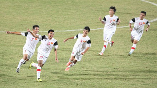Thắng Philippines, U19 Việt Nam dẫn đầu bảng A