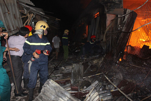 Hà Tĩnh: Hàng trăm ki ốt chợ Bình Sơn chìm trong lửa