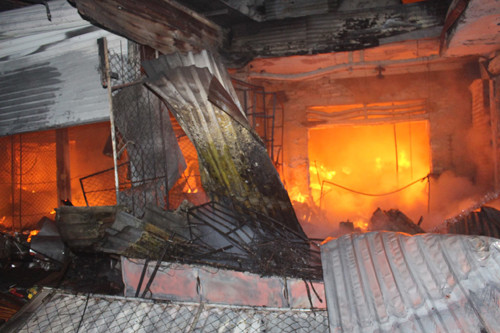 Hà Tĩnh: Hàng trăm ki ốt chợ Bình Sơn chìm trong lửa