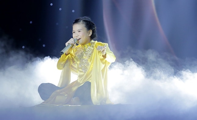 Giám khảo The voice Kids khóc cùng trò cưng vì áp lực của dư luận