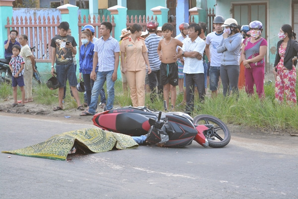 Va chạm xe máy, nam thanh niên ngã ra đường bị xe tải cán tử vong