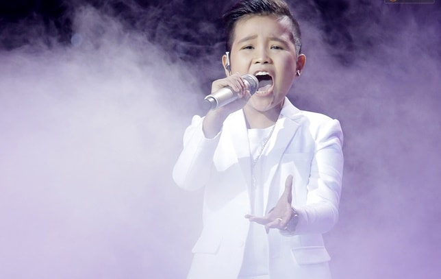 Giám khảo The voice Kids khóc cùng trò cưng vì áp lực của dư luận