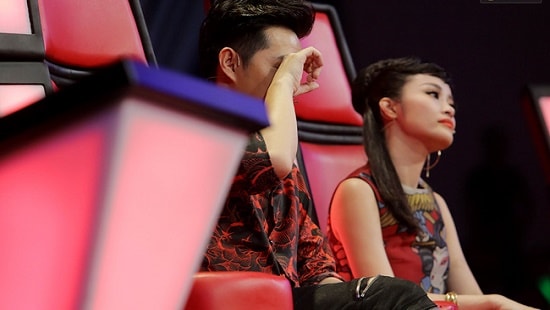 Giám khảo The voice Kids khóc cùng trò cưng vì áp lực của dư luận