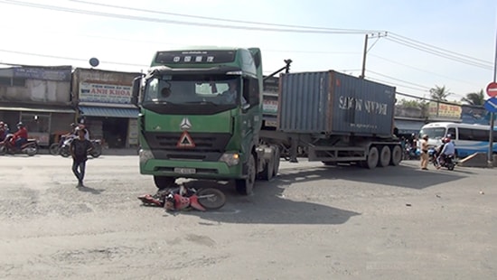 Người phụ nữ bị xe container cuốn vào gầm la hét cầu cứu