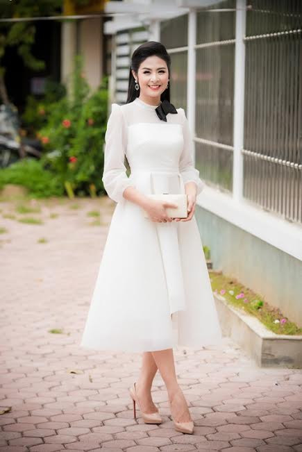 Phạm Hương sexy, Ngọc Hân ngọt ngào với đầm trắng