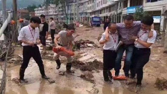 Được khiêng qua vũng bùn, quan chức Trung Quốc bị sa thải