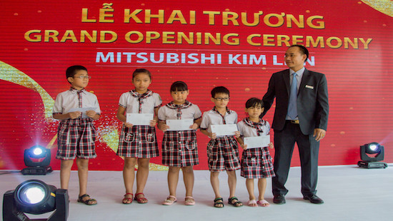Mitsubishi Kim Liên (Nghệ An) trao học bổng cho học sinh nghèo nhân dịp khai trương Showroom