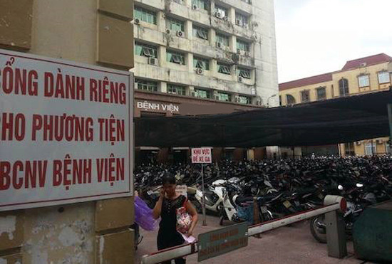 Bệnh viện Bạch Mai đóng cửa hai bãi trông giữ xe