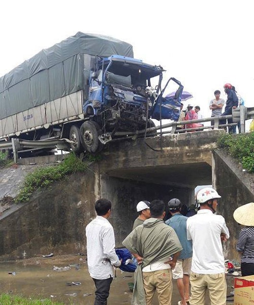 Nghệ An: Xe tải đấu đầu nhau, 3 người bị thương vong