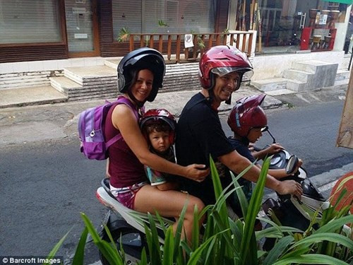 Cặp vợ chồng cho con đi du lịch vòng quanh thế giới thay vì đi học