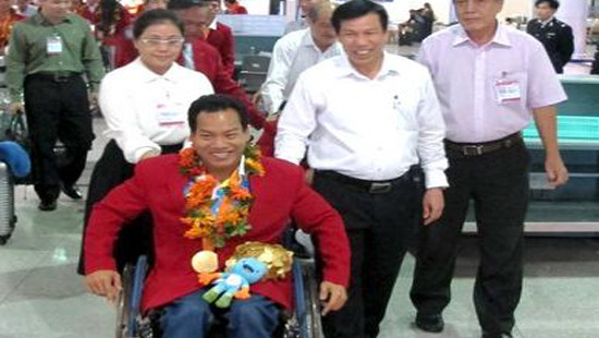 Đích thân Bộ trưởng Nguyễn Ngọc Thiện ra đón đoàn Thể thao người khuyết tật Việt Nam