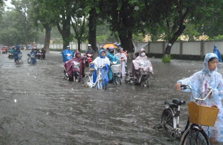 Mưa lớn kéo dài, nhiều tuyến đường TP.Huế biến thành “sông”