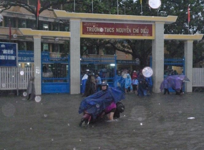 Mưa lớn kéo dài, nhiều tuyến đường TP.Huế biến thành “sông”