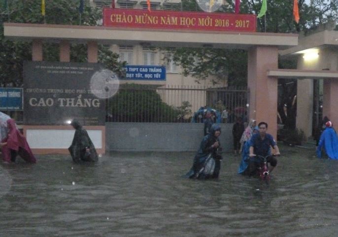 Mưa lớn kéo dài, nhiều tuyến đường TP.Huế biến thành “sông”