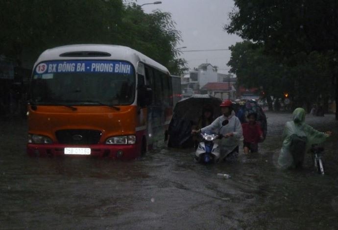 Mưa lớn kéo dài, nhiều tuyến đường TP.Huế biến thành “sông”