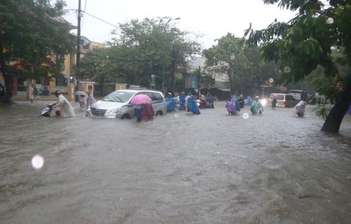 Mưa lớn kéo dài, nhiều tuyến đường TP.Huế biến thành “sông”