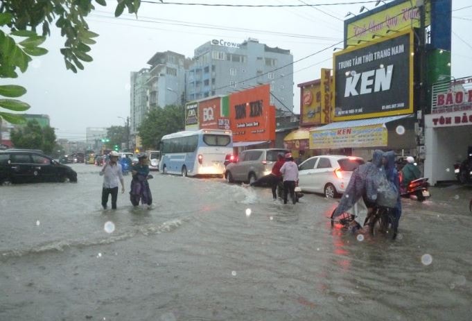 Mưa lớn kéo dài, nhiều tuyến đường TP.Huế biến thành “sông”