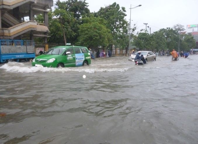 Mưa lớn kéo dài, nhiều tuyến đường TP.Huế biến thành “sông”