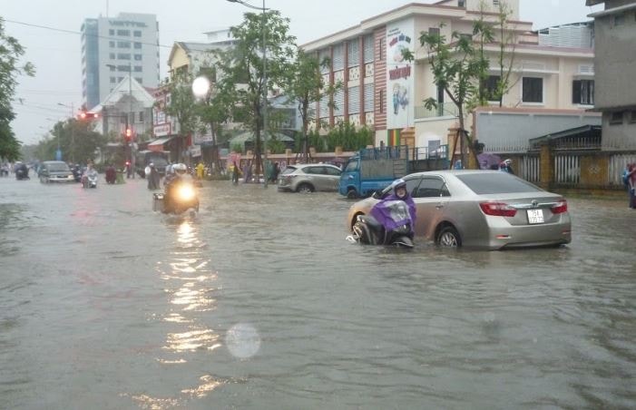 Mưa lớn kéo dài, nhiều tuyến đường TP.Huế biến thành “sông”