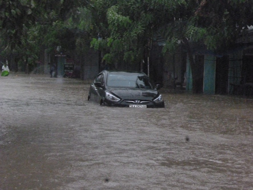 Mưa lớn kéo dài, nhiều tuyến đường TP.Huế biến thành “sông”