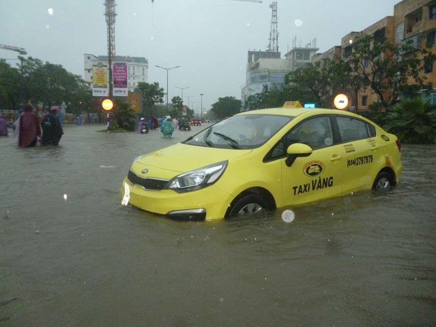 Mưa lớn kéo dài, nhiều tuyến đường TP.Huế biến thành “sông”