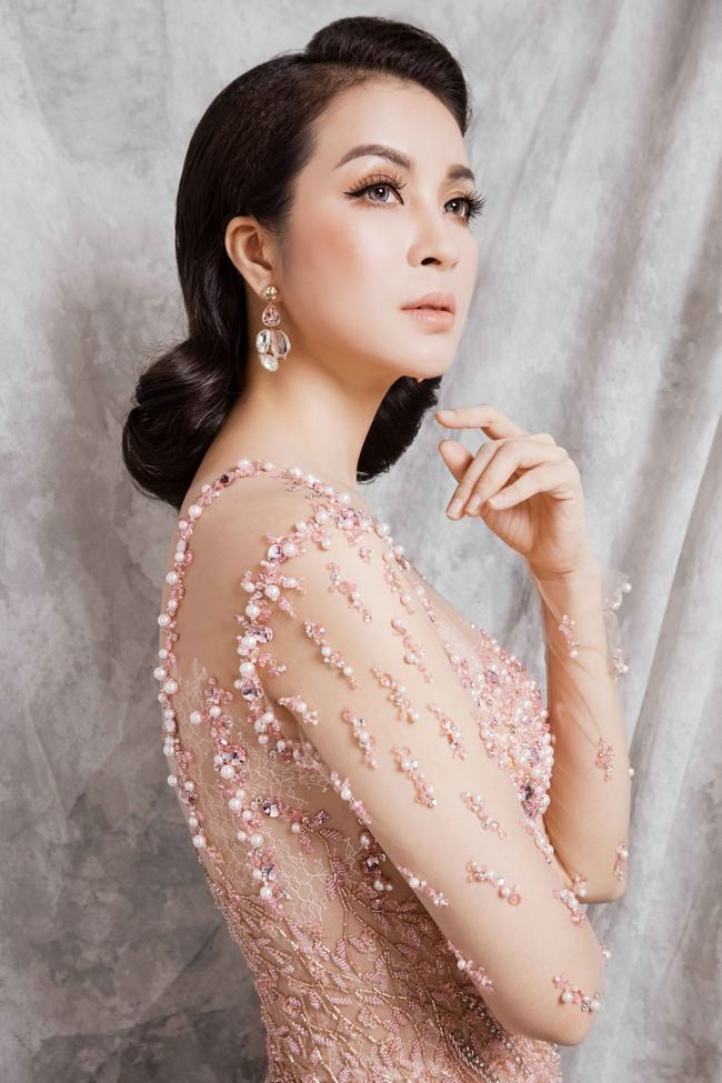 Mc Thanh Mai đẹp kiêu sa với váy dạ hội