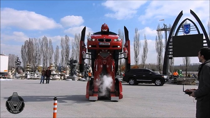 Kỹ sư biến xe BMW thành robot thực sự 