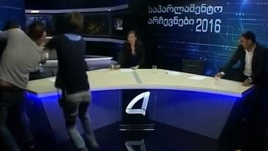Hai ứng viên quốc hội đấm nhau ngay trên sóng truyền hình trực tiếp