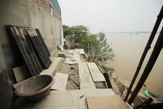  Hà Nội: Nhà bị “trôi sông”, cả khu dân cư nơm nớp lo sợ