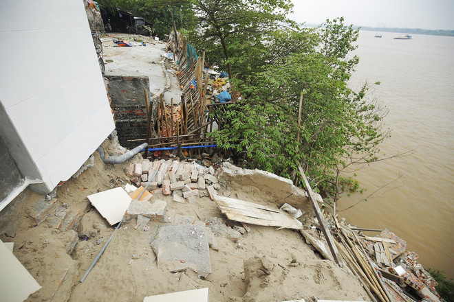  Hà Nội: Nhà bị “trôi sông”, cả khu dân cư nơm nớp lo sợ