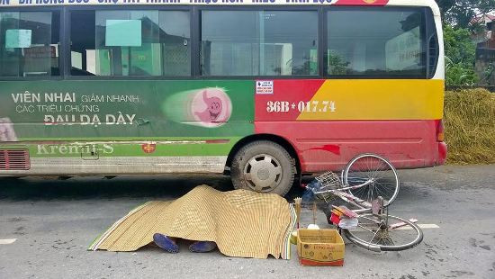Thanh Hóa: Trên đường đi chợ về cụ ông bị xe buýt cán tử vong